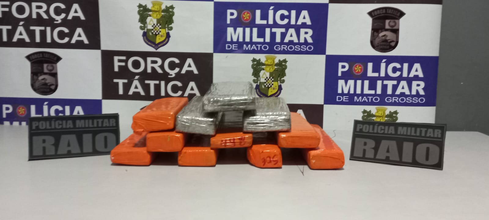 EM RONDONÓPOLIS|: Polícia Militar apreende dez quilos de maconha e prende irmãos por uso de drogas e residência