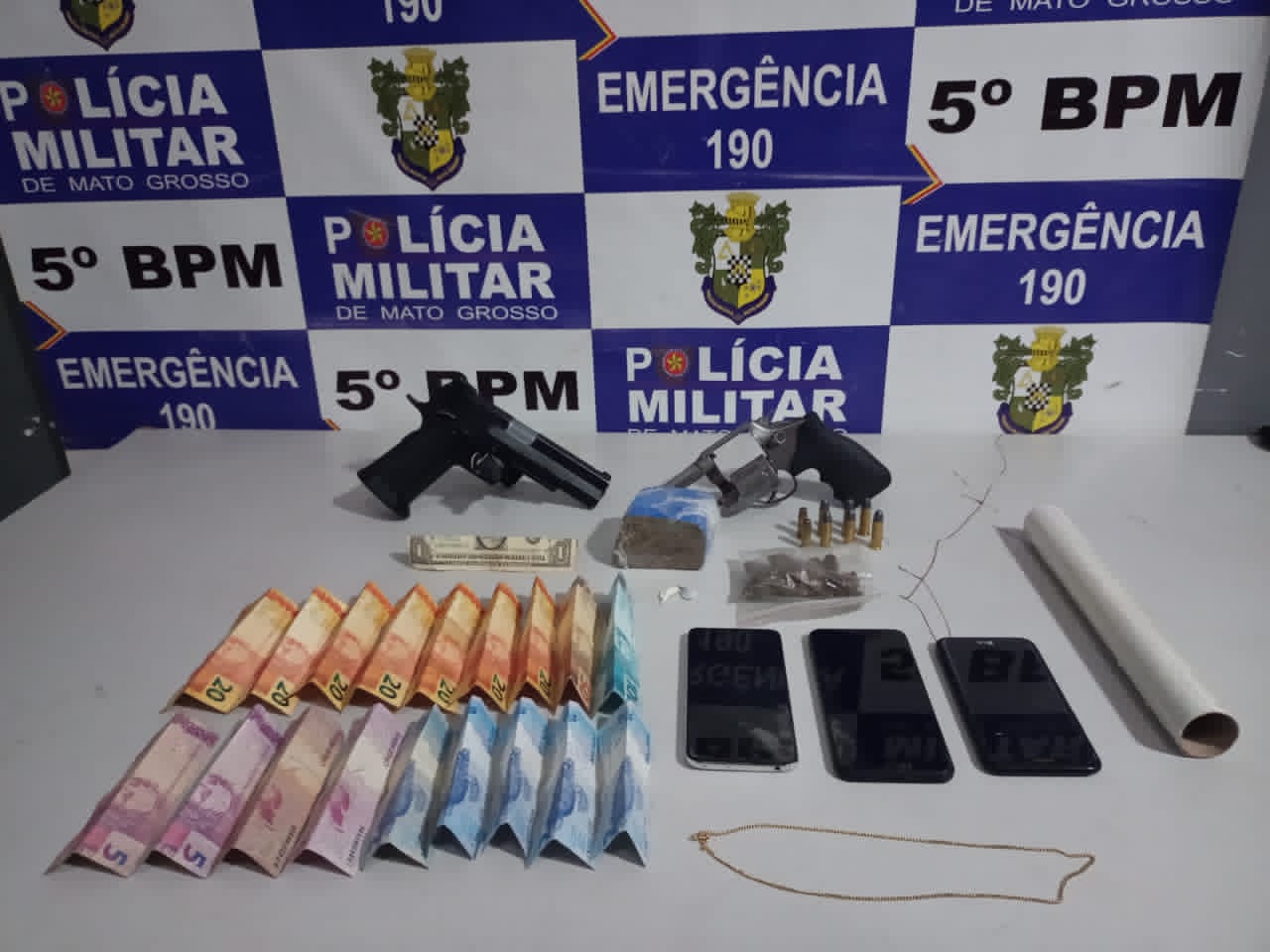 EM RONDONÓPOLIS|: Dupla é presa com munições e arma de fogo após invadirem casa