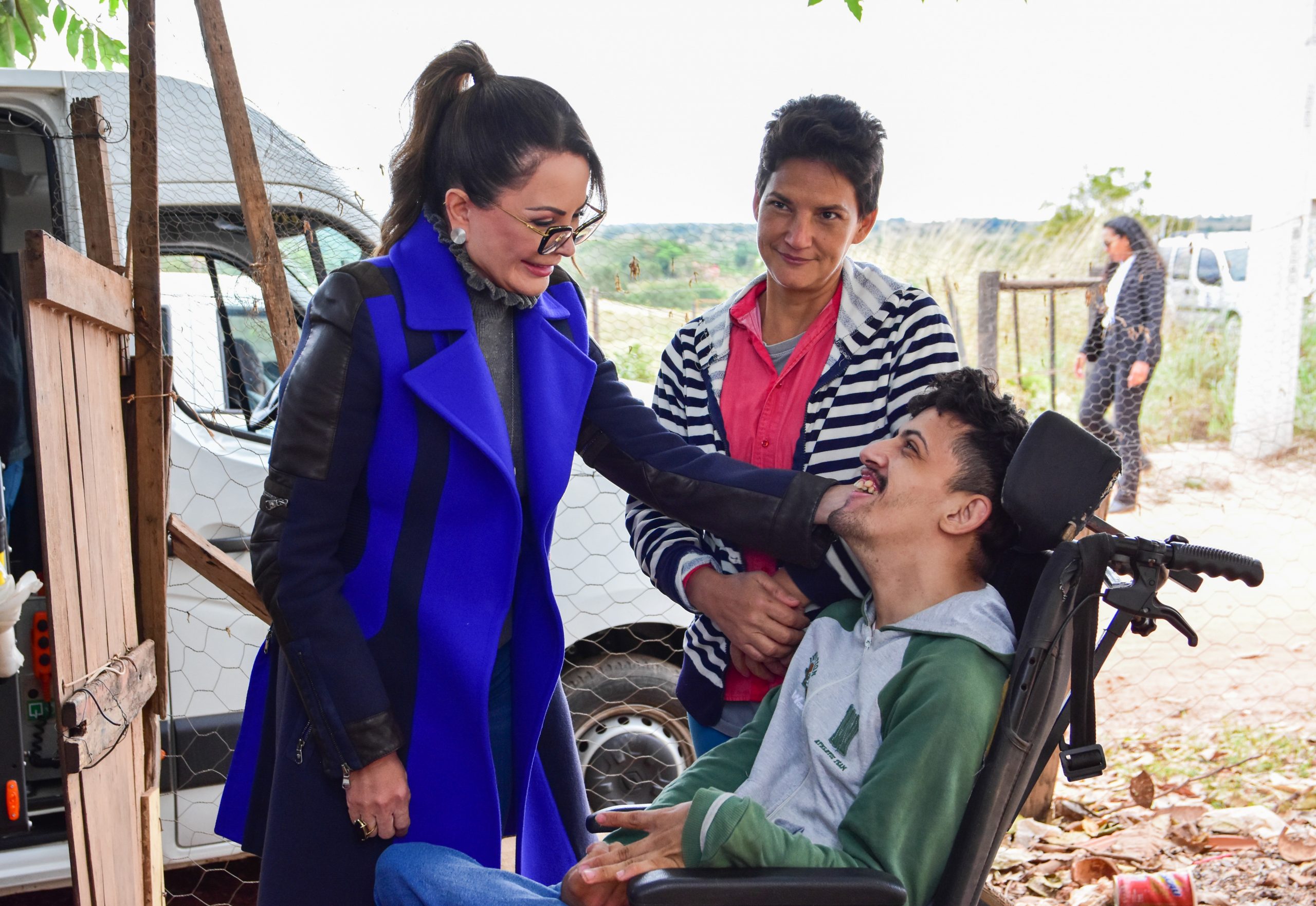 SONHO REALIZADO|: Primeira-dama de MT entrega cadeira de rodas projetada especialmente para jovem com paralisia cerebral