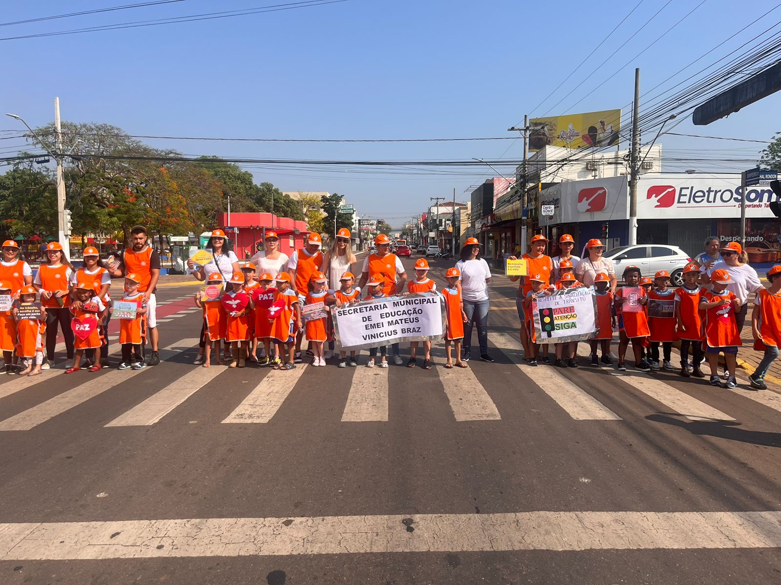 RONDONÓPOLIS|: Alunos da Emei Mateus Vinicius Braz realizam pit stop sobre trânsito