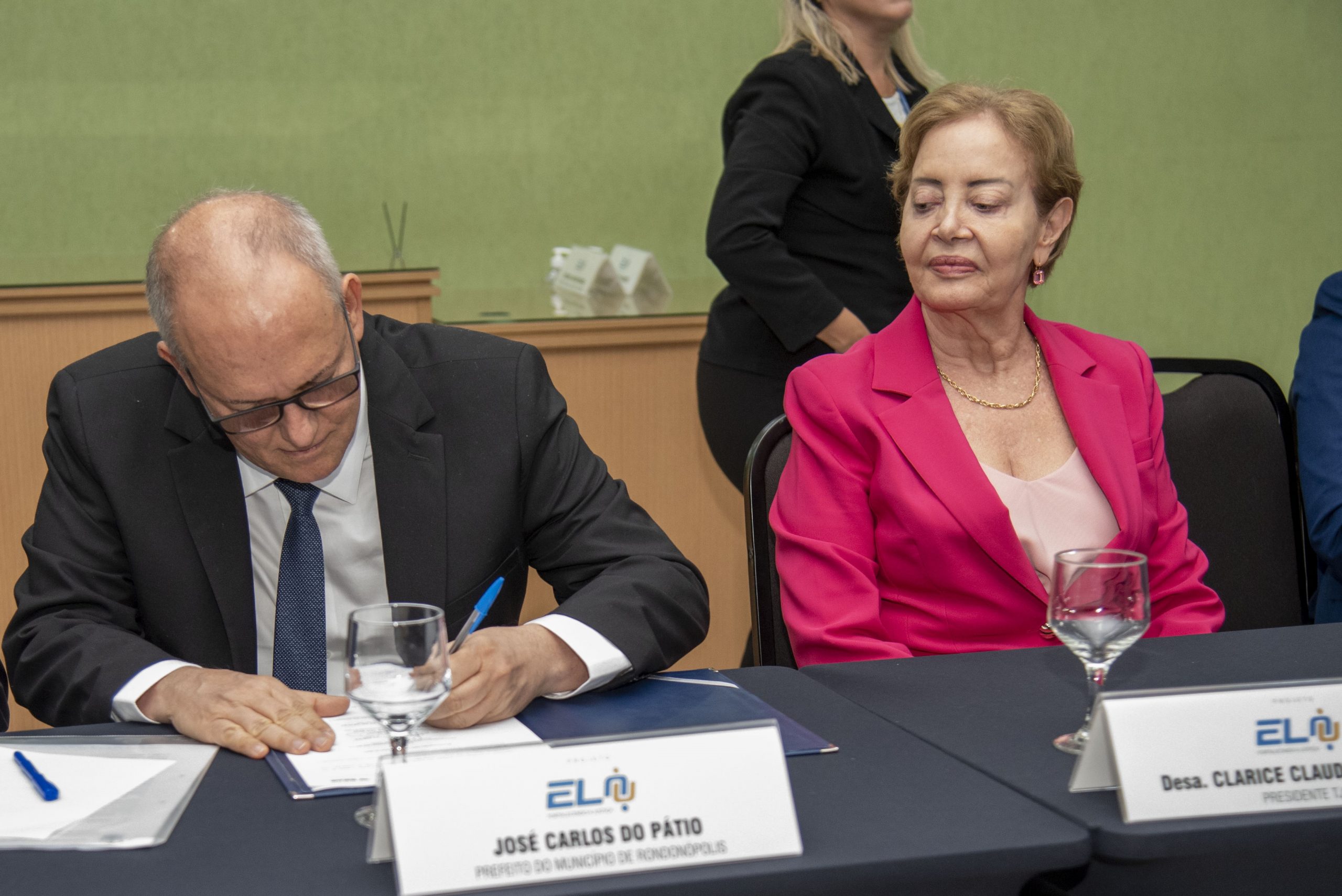 RONDONÓPOLIS|: Prefeito assina termo para implementação dos “Círculos de Construção de Paz” nas escolas do município