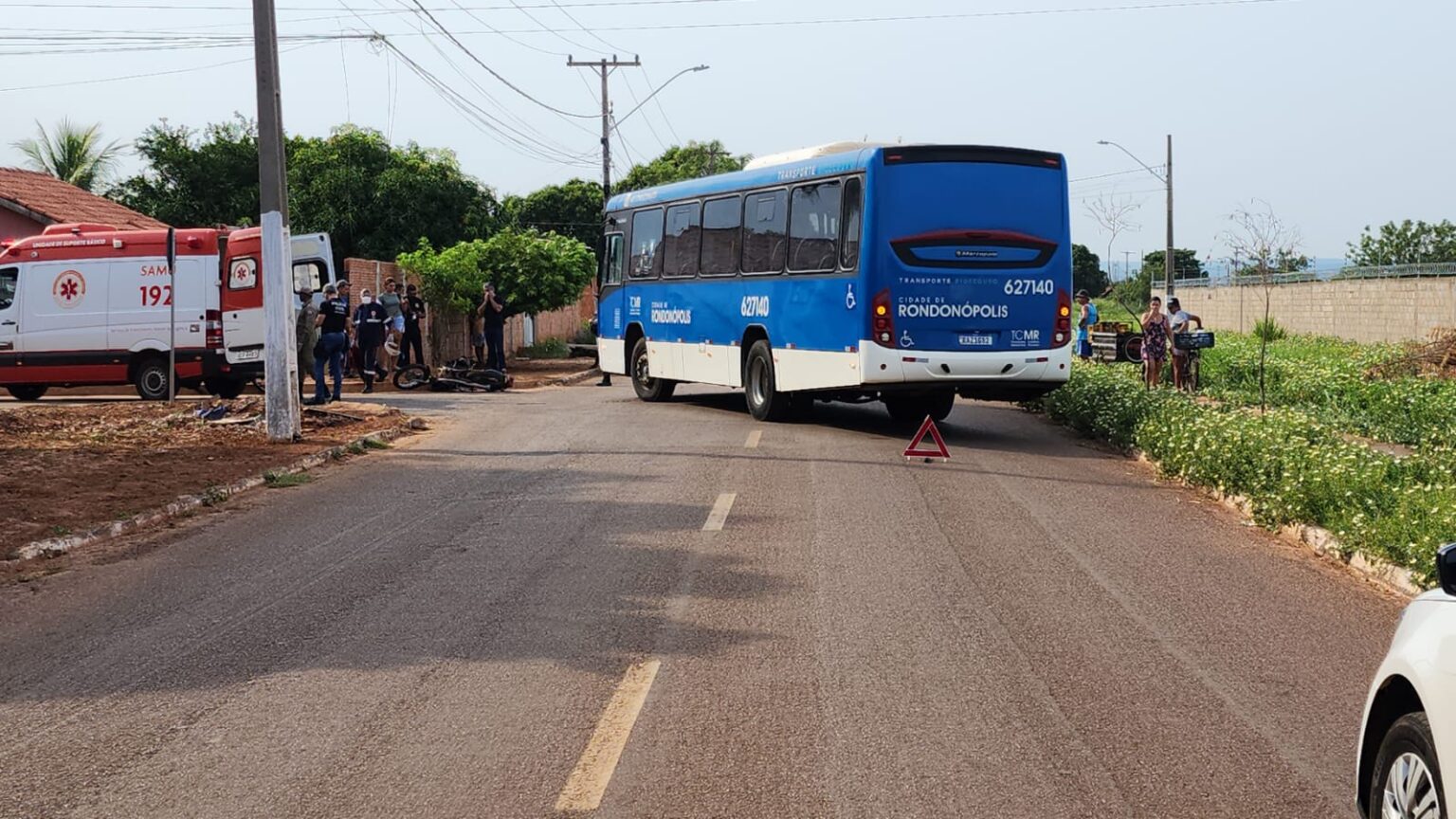 EM RONDONÓPOLIS|: Motociclista fica gravemente ferido após colisão com Ônibus