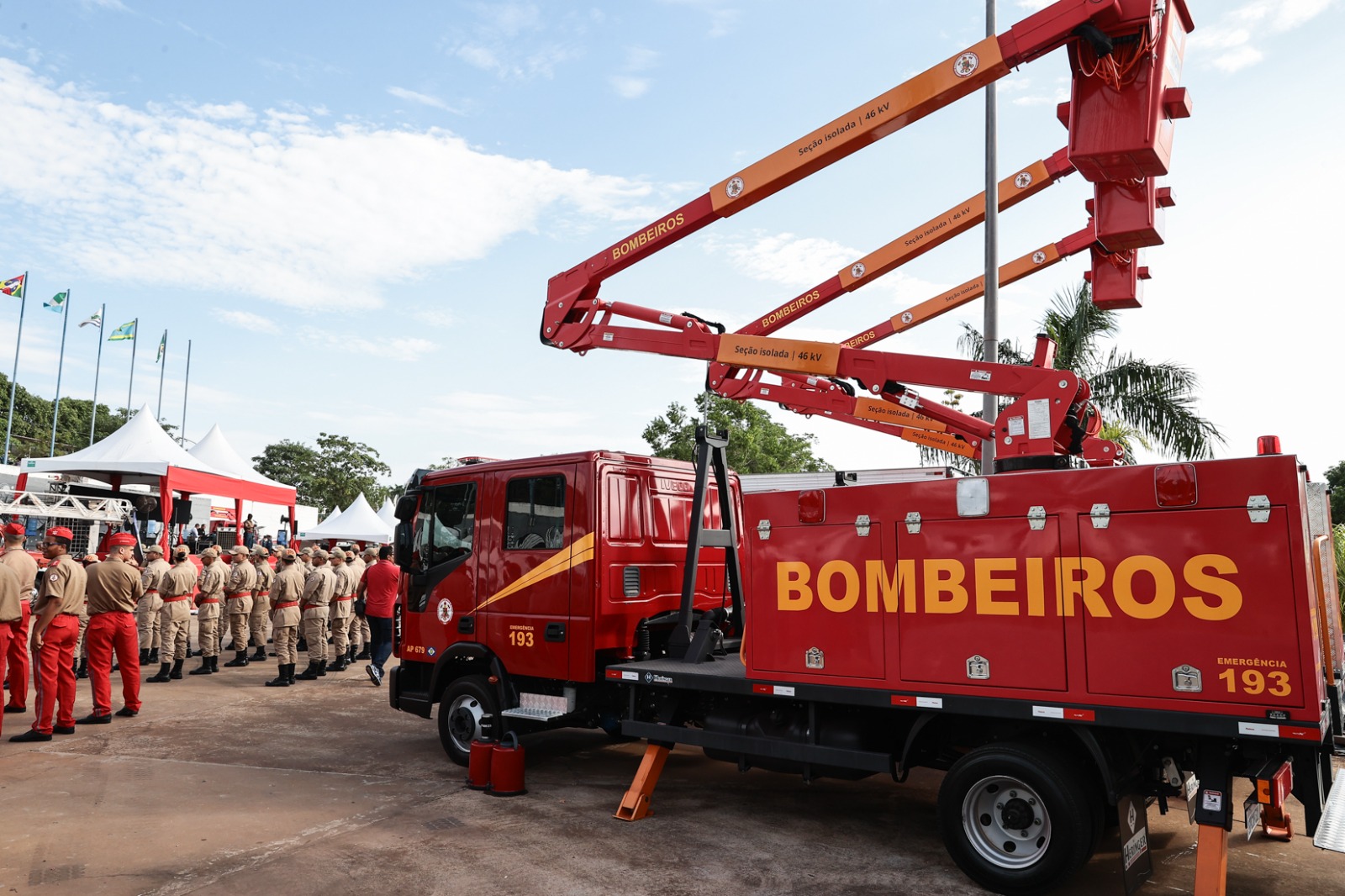 Governo de MT entrega 17 novos veículos para reforçar estrutura do Corpo de Bombeiros em todo o estado