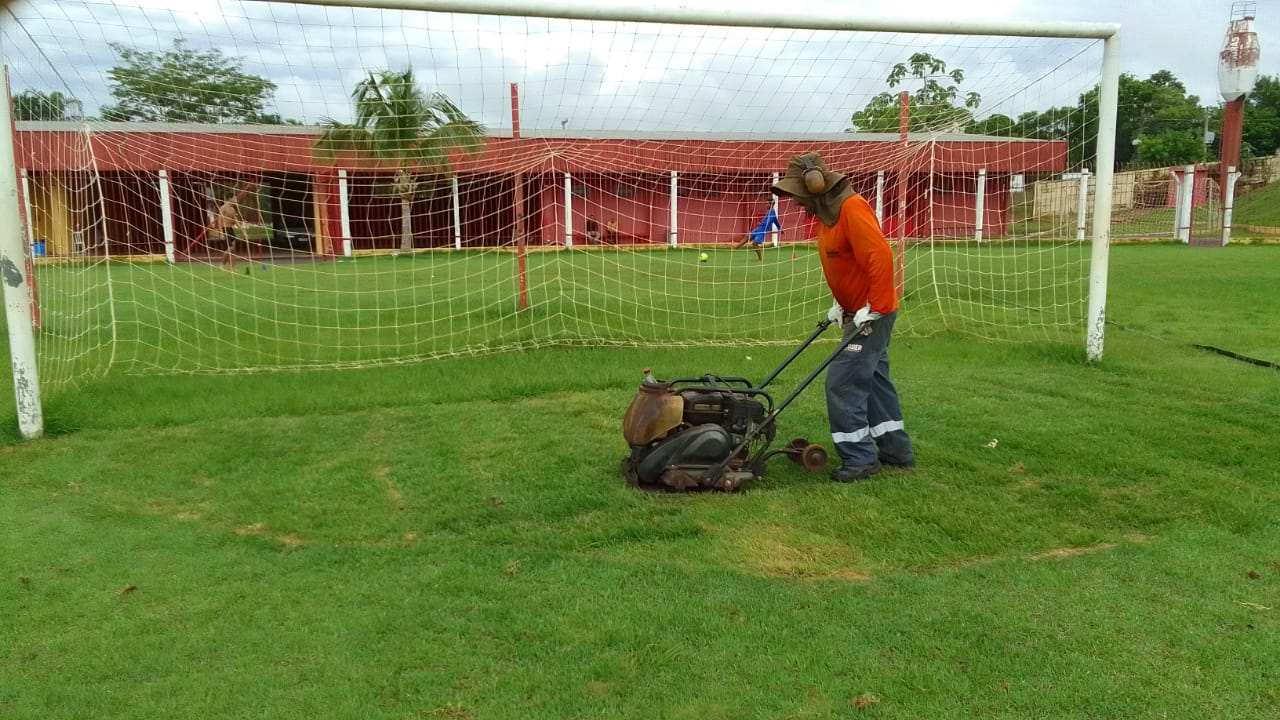 RONDONÓPOLIS|: Prefeitura inicia trabalhos de revitalização do estacionamento e recuperação do gramado do Estádio Luthero Lopes