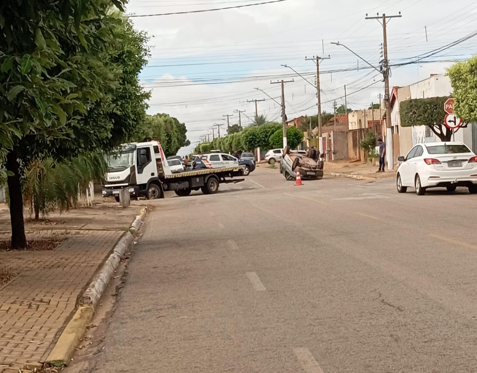EM RONDONÓPOLIS|: Veículo capota após colisão na Ponce de Arruda