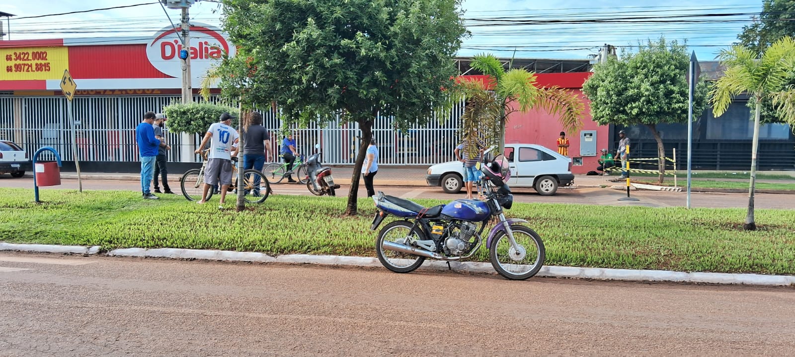 EM RONDONÓPOLIS|: Casal fica ferido após condutor perder controle de motocicleta na Avenida Júlio Campos