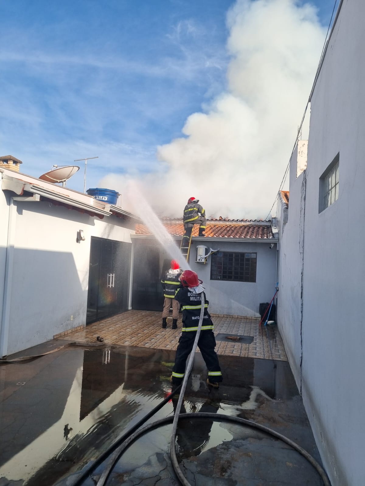 EM RONDONÓPOLIS|: Dois cachorros morrem em incêndio à residência no Jardim Primavera