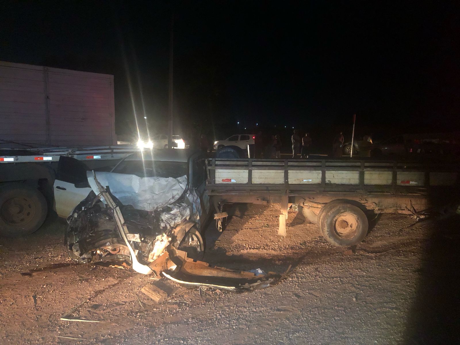 EM RONDONÓPOLIS|: Acidente envolvendo caminhão e Fiat Toro deixa três feridos no Anel Viário