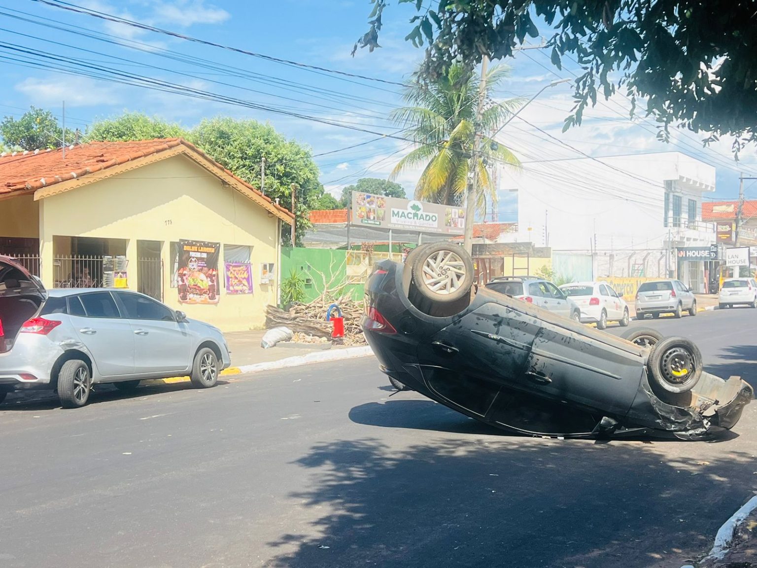 RONDONÓPOLIS|: Condutor capota após bater em carro estacionado na Vila Operária