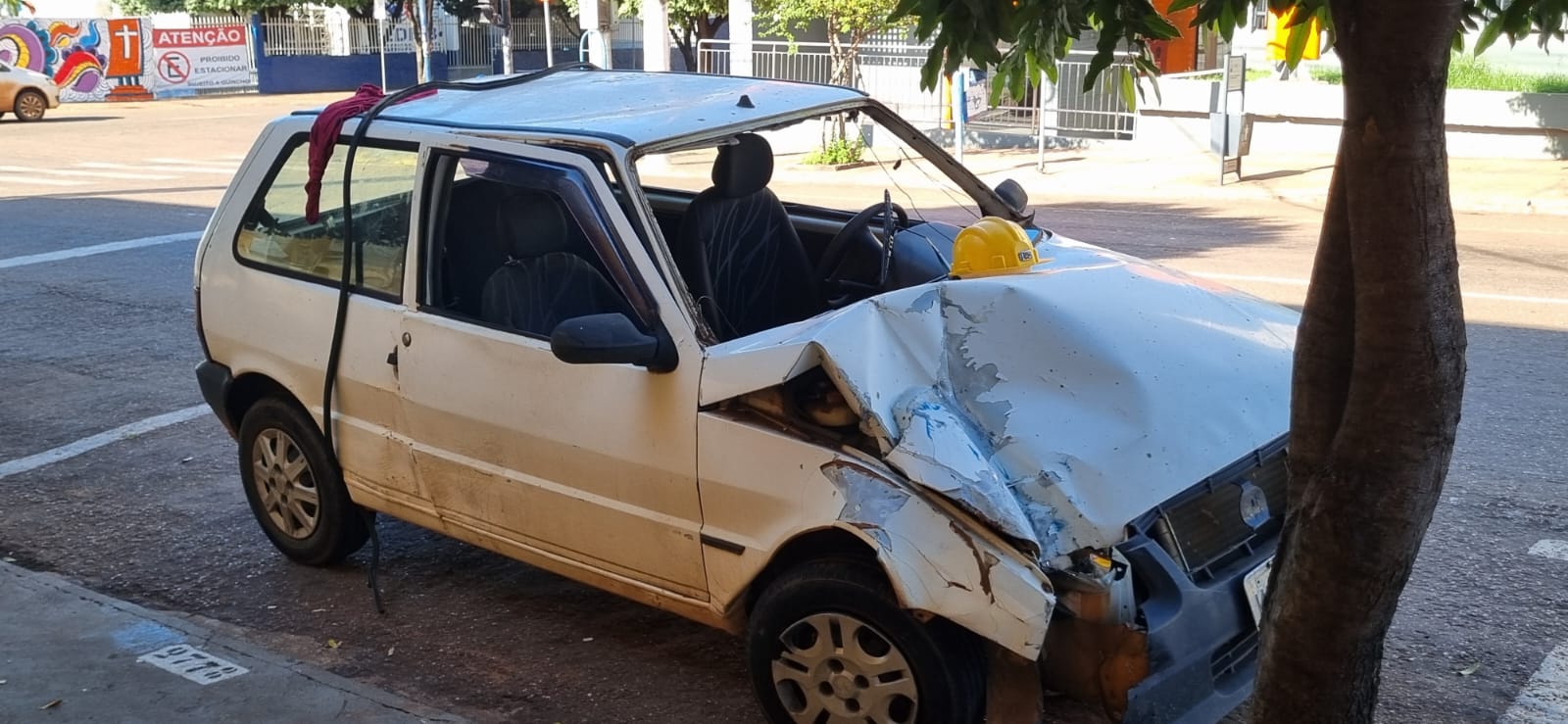 EM RONDONÓPOLIS|: Durante à madrugada motorista de Uno bate contra ‘Trailer ‘e veículo fica destruído no centro da cidade