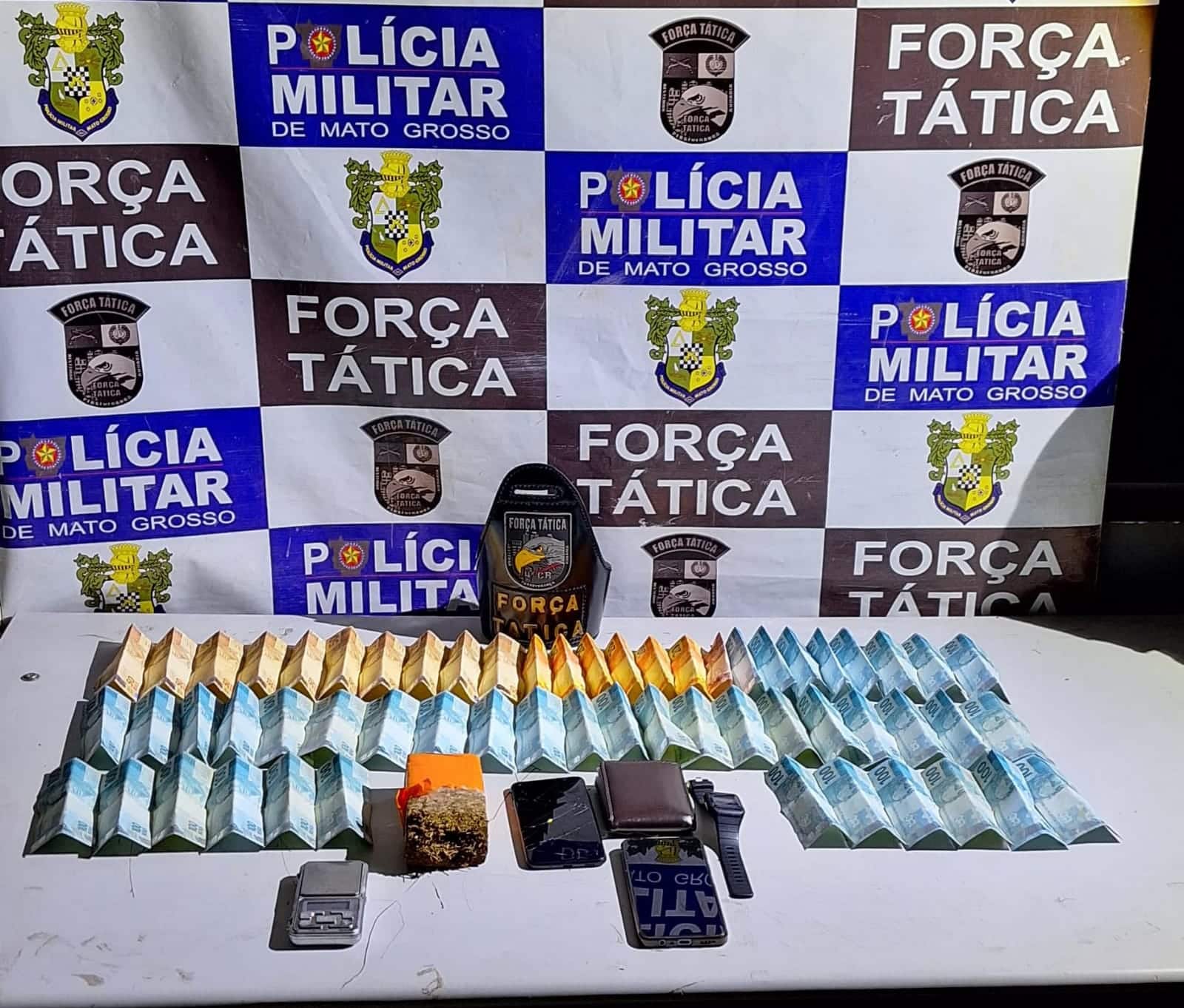 RONDONÓPOLIS|: Força Tática prende suspeito com tablete de maconha, balança de precisão e R$ 4.730 em espécie dentro de carro
