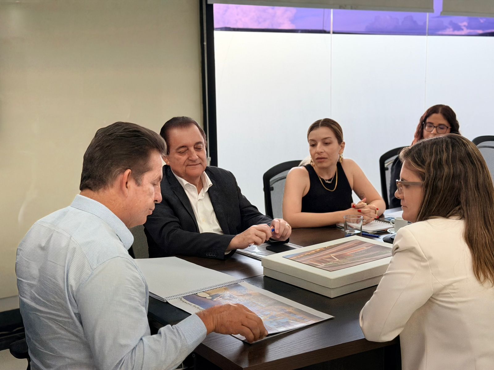 Deputado Sebastião Rezende entrega projeto do novo Hospital Universitário de Rondonópolis ao governador e reforça conquista histórica para a região Sudeste