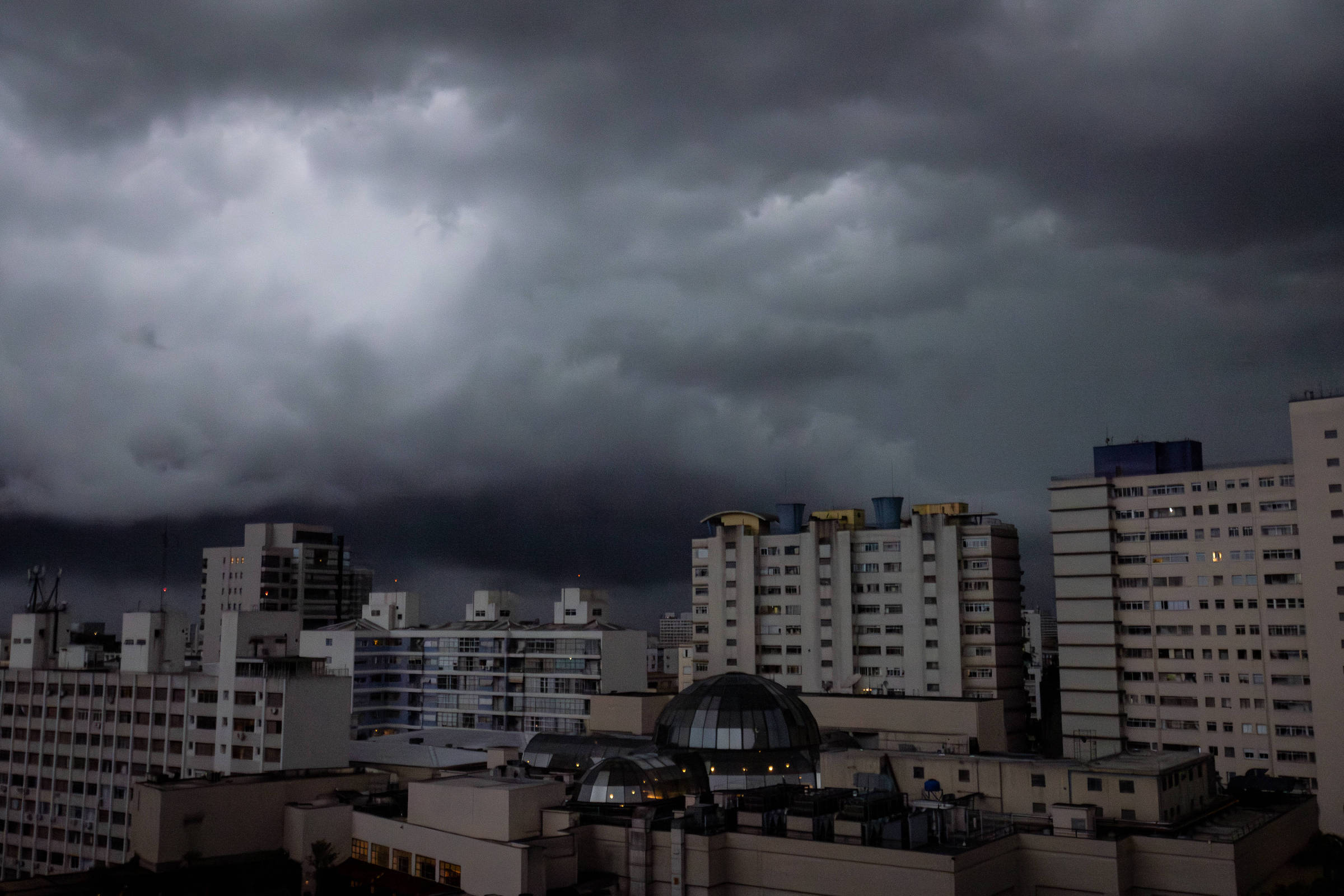 Frente fria derruba temperaturas e traz risco de temporais neste começo de semana em SP