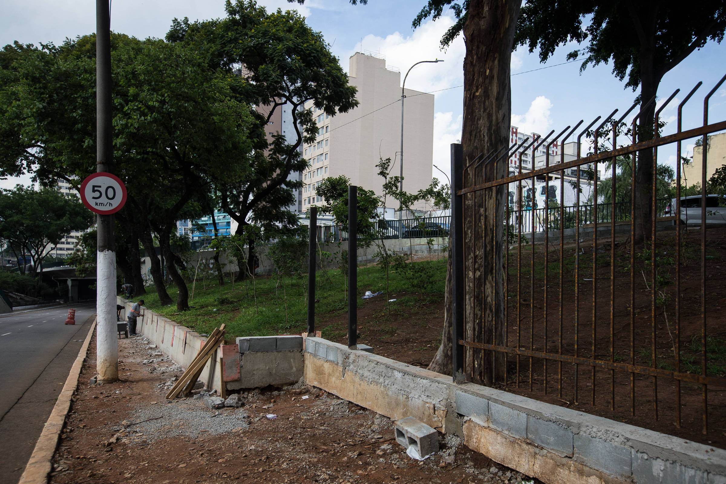 Gestão Nunes cerca canteiro com minicracolândia no centro de SP e diz que espaço vai virar bosque