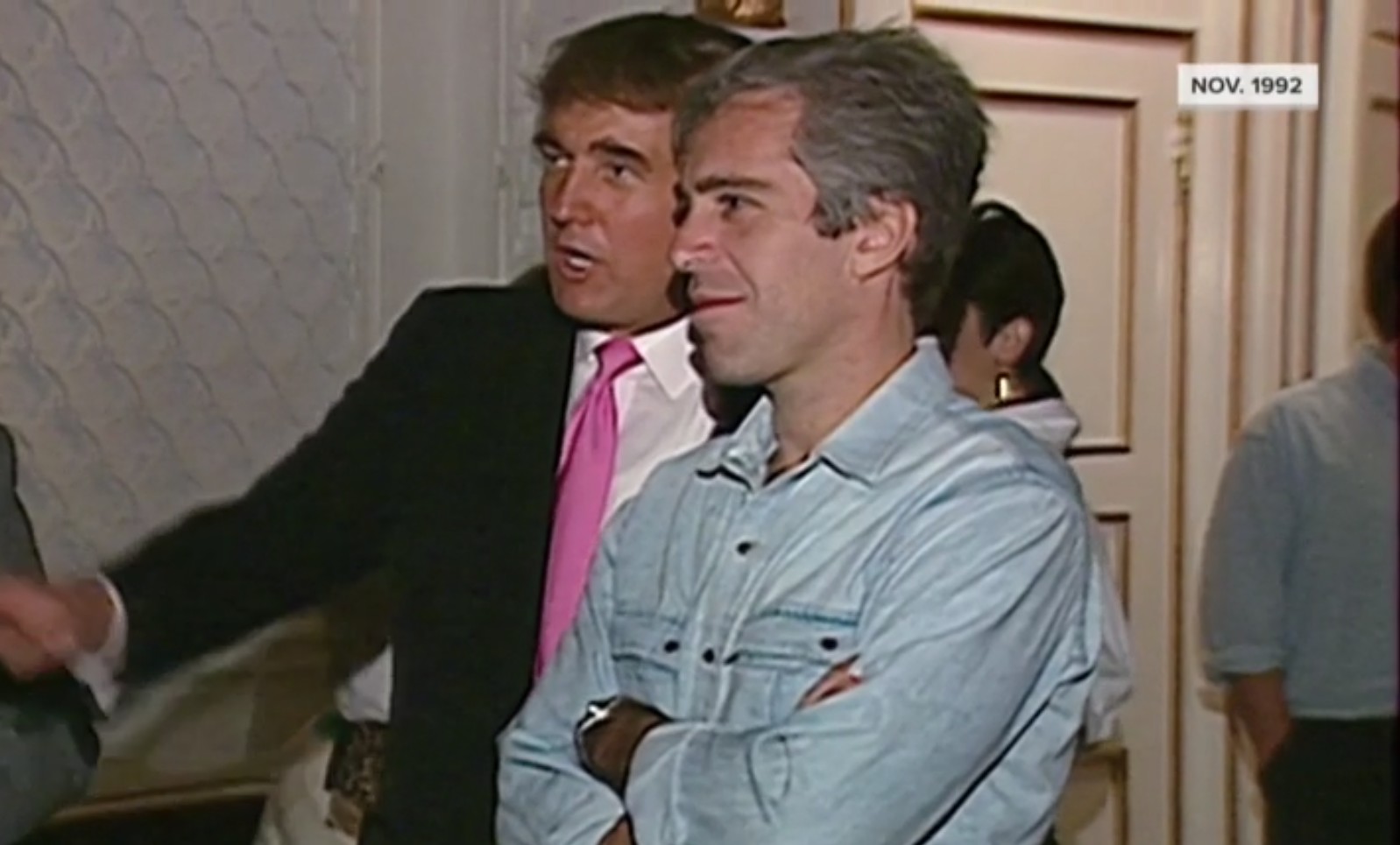 Vítimas de Epstein protestam após divulgação de arquivos do caso: 'Agressores continuam ocultos e protegidos'