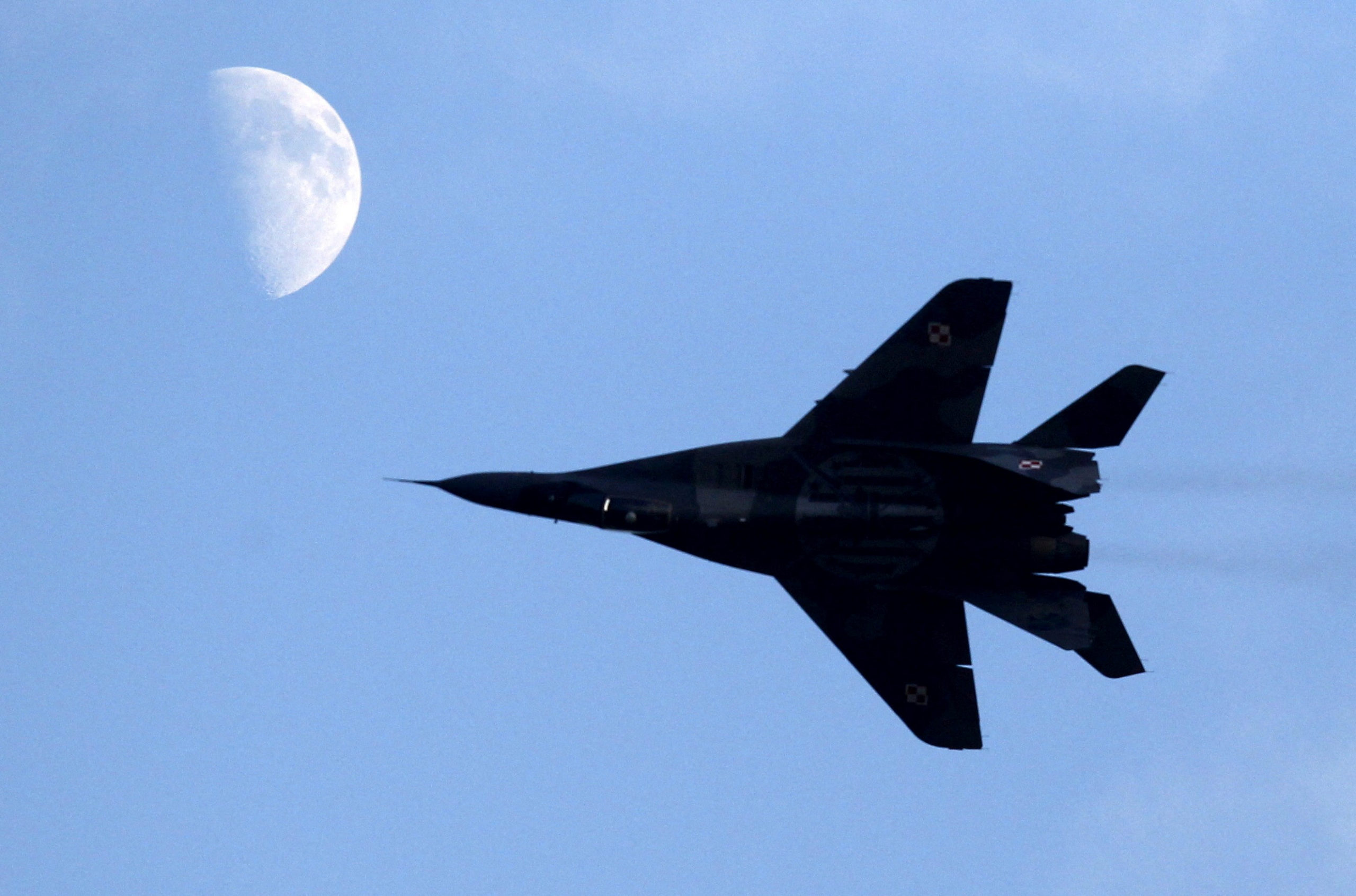 Polônia ativa defesa aérea e suspende voos após ataques russos contra alvos na Ucrânia próximos à sua fronteira