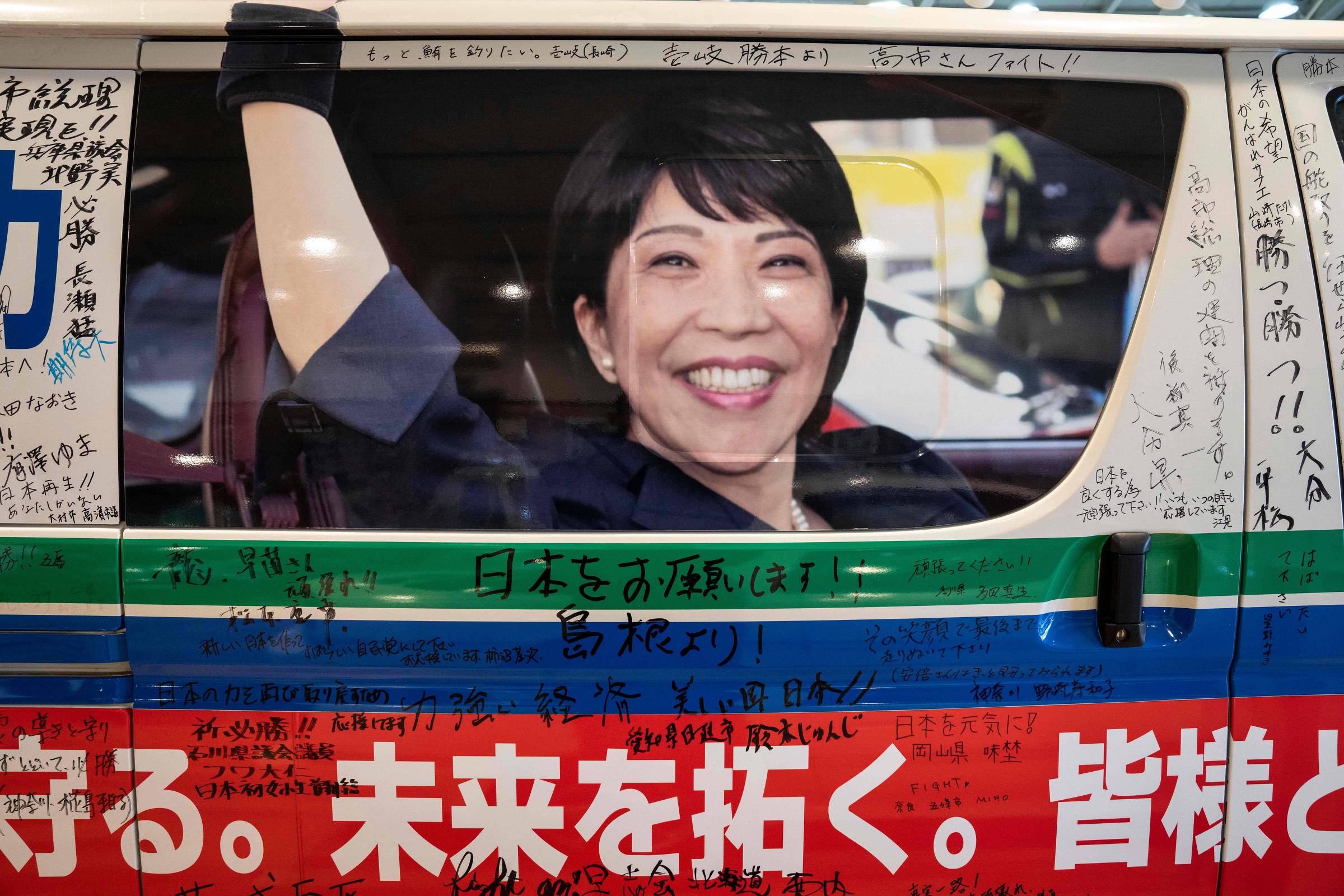 Primeira-ministra japonesa aposta em isenção fiscal e retórica contra imigrantes em eleição decisiva