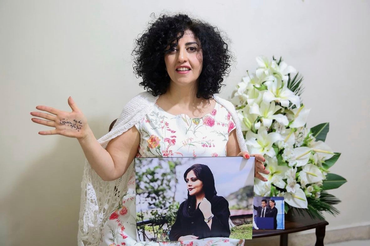 Irã condena ganhadora do Prêmio Nobel a 7 anos de prisão, diz advogado