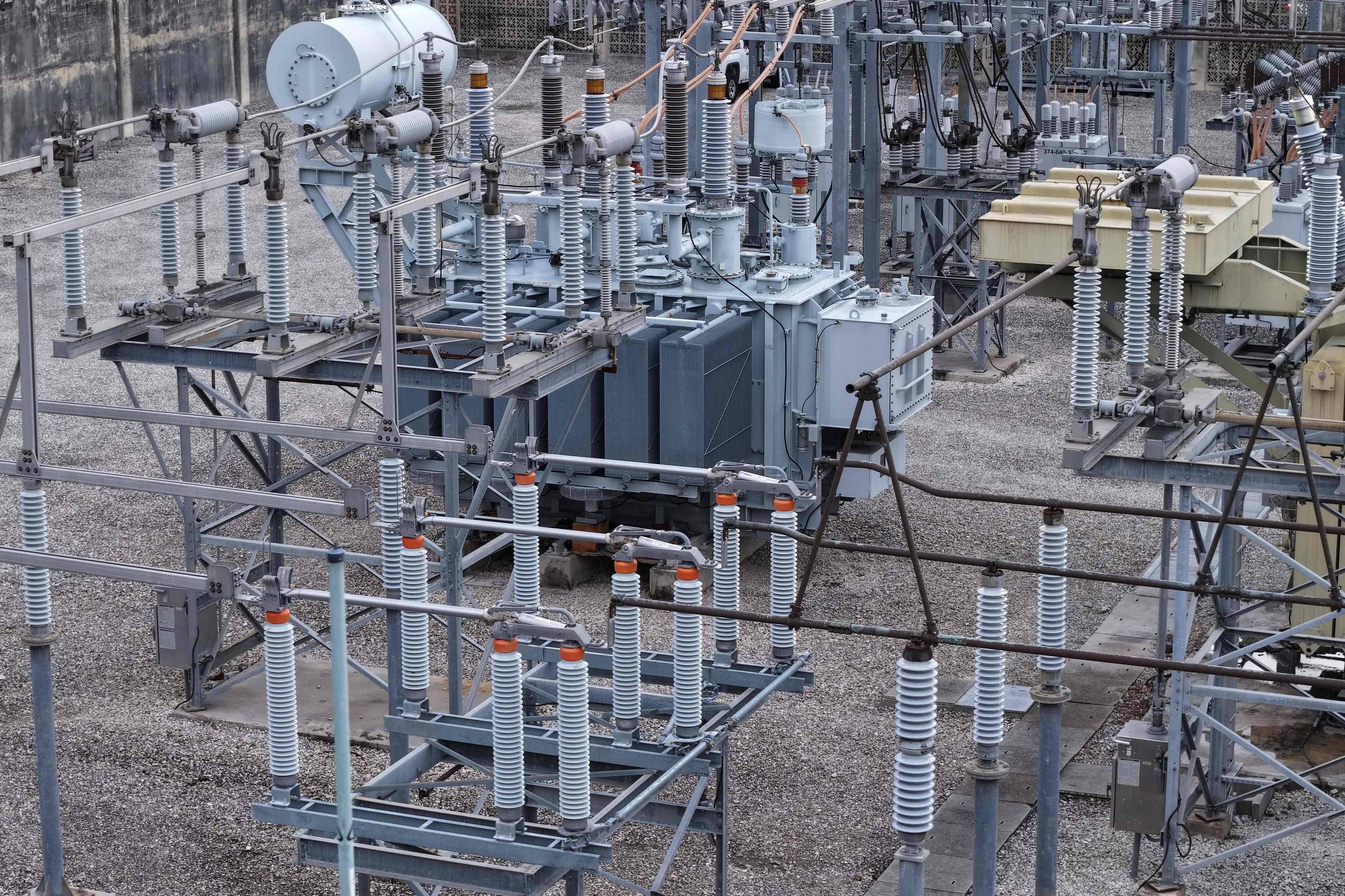 Magnata chinês da energia limpa alerta que boom da IA vai sobrecarregar rede elétrica global