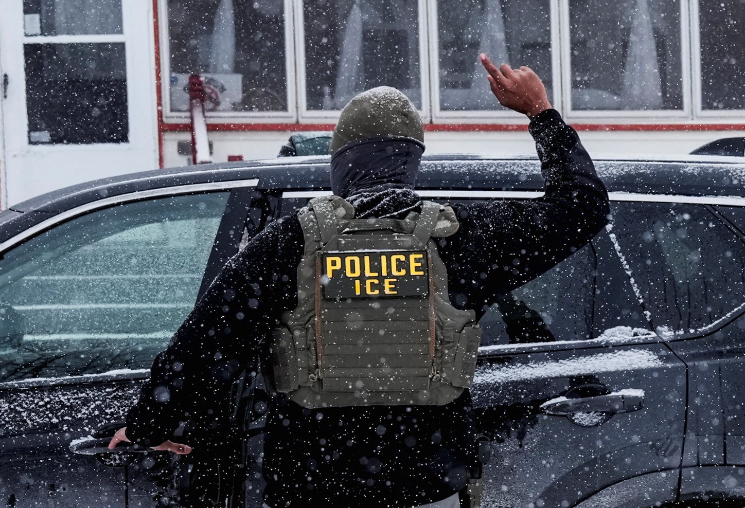 ICE enfrenta dificuldades com triagem de novos recrutas, revela e-mail interno obtido por agência