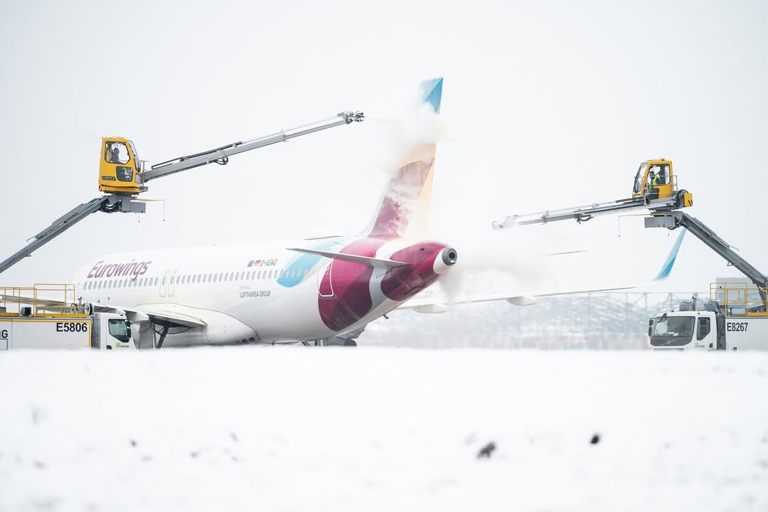 Aeroporto de Berlim, na Alemanha, cancela decolagens devido a neve e chuva