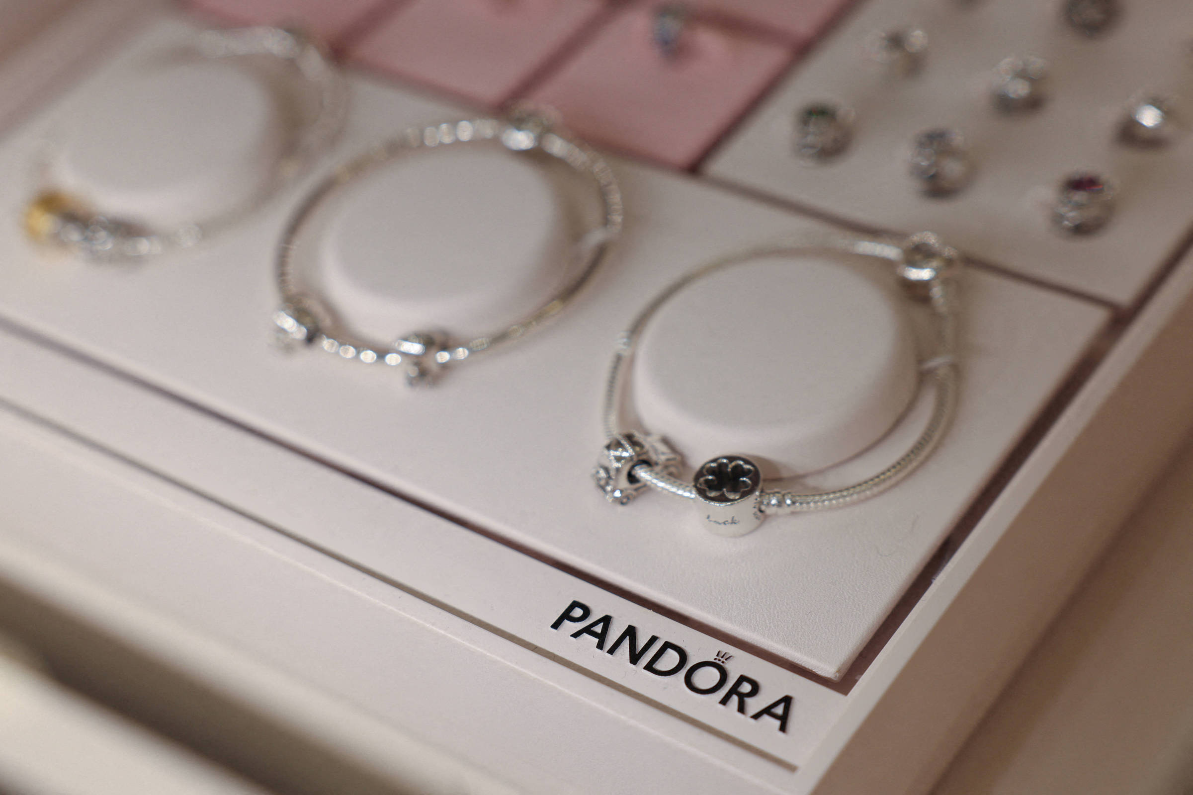 Pandora trocará joias de prata por platina para combater alta no preço