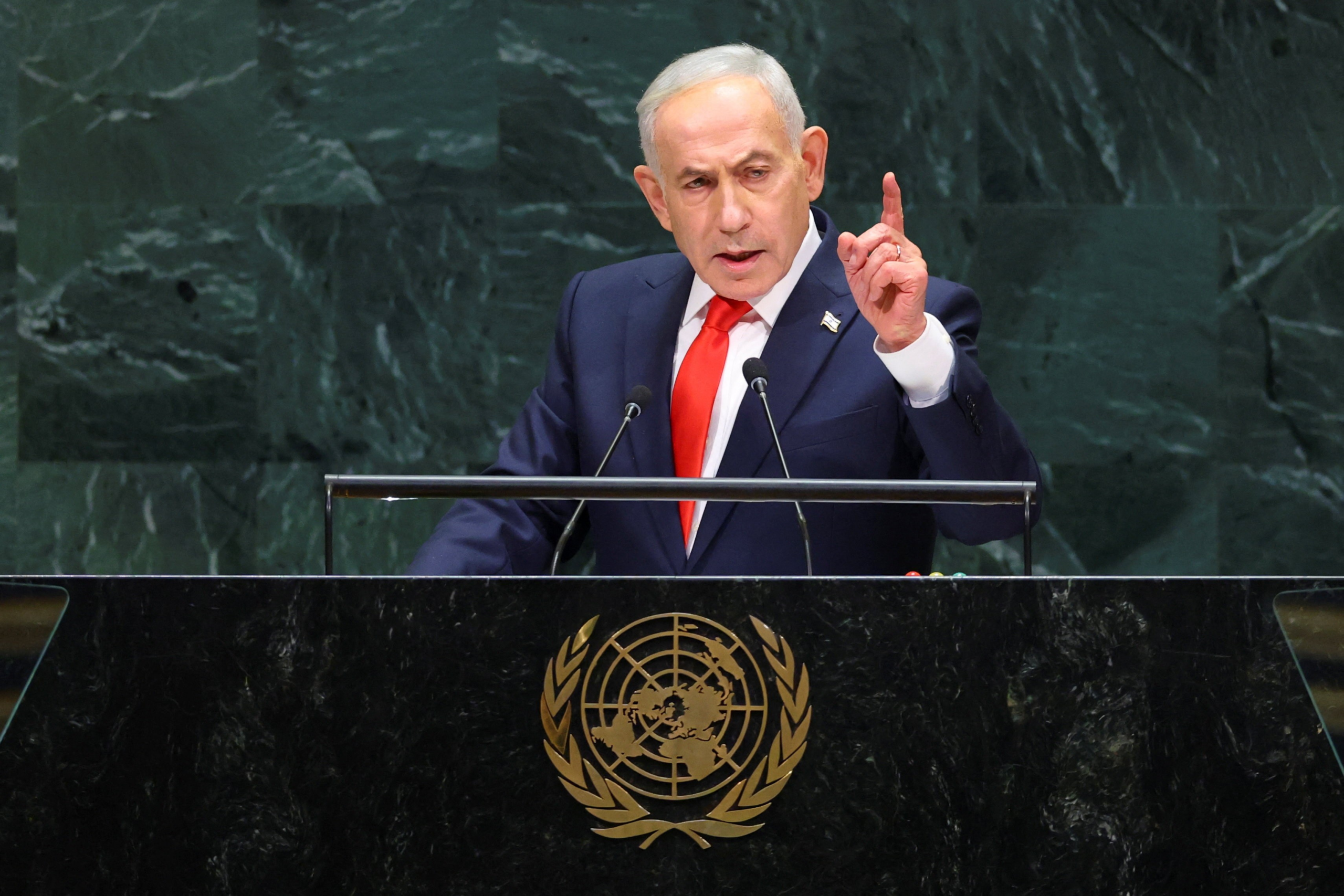 Sob protestos, Netanyahu chama comitivas na ONU de 'covardes morais', rebate acusação de genocídio e critica prefeito de NY