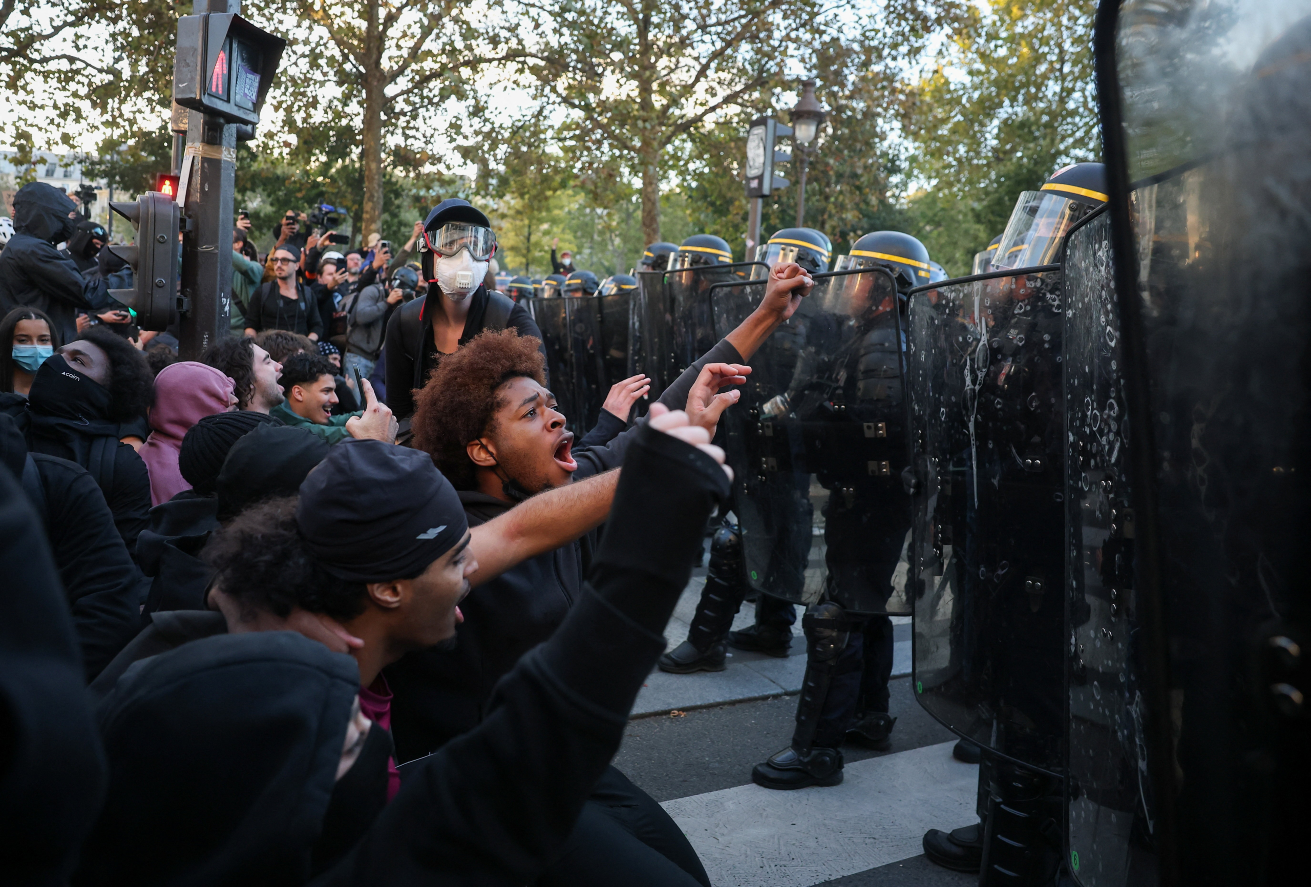 Batalha e ruas tomadas em Paris: VÍDEO mostra confronto entre policiais e estudantes em protestos pela educação