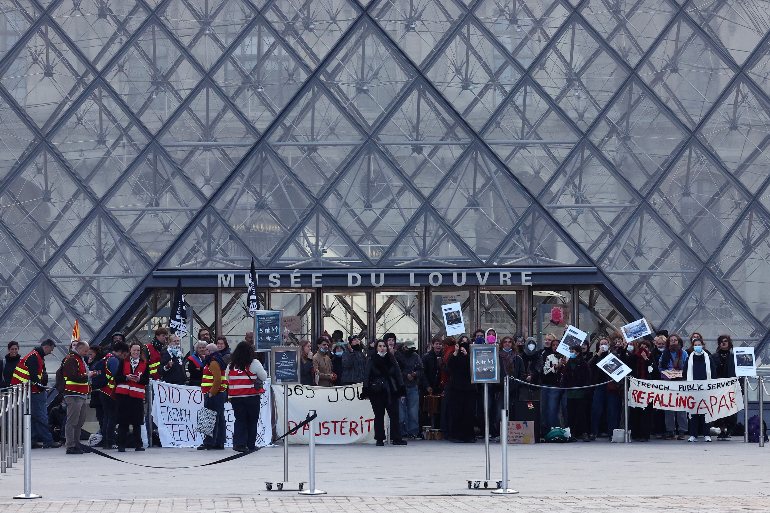 Museu do Louvre é bloqueado por protesto de estudantes em Paris