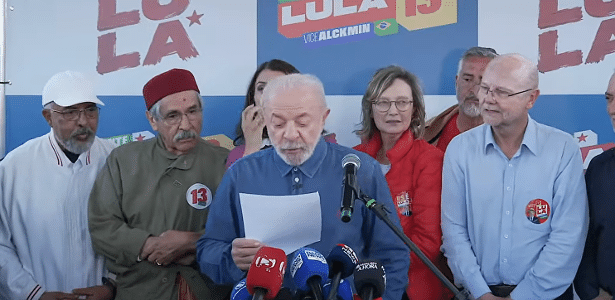 'Chega de chamar honesto de ladrão', diz Lula ao prometer abrir sigilo