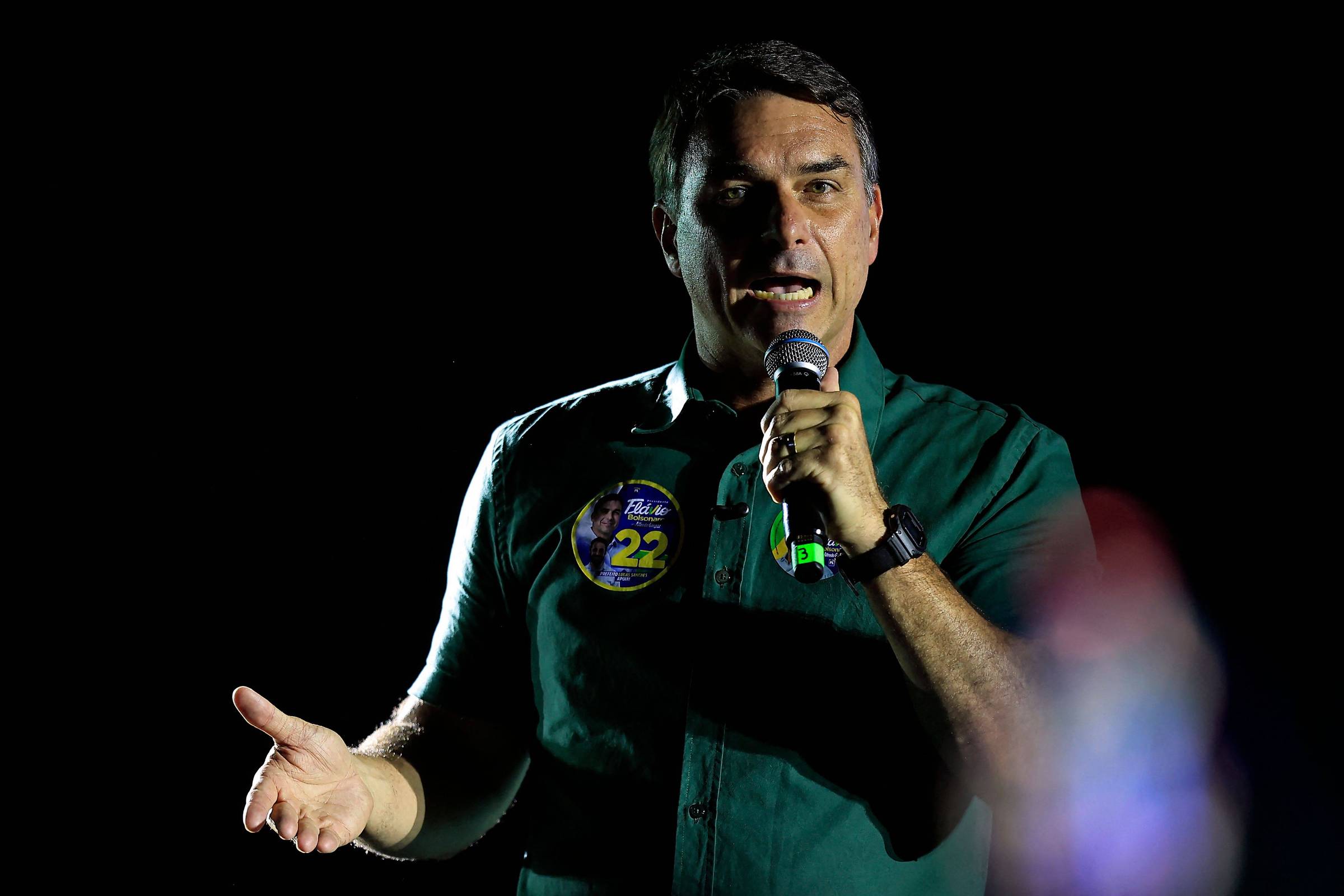 Flávio Bolsonaro promete Pix para devolver parte dos gastos de consumidores, mas não detalha custo