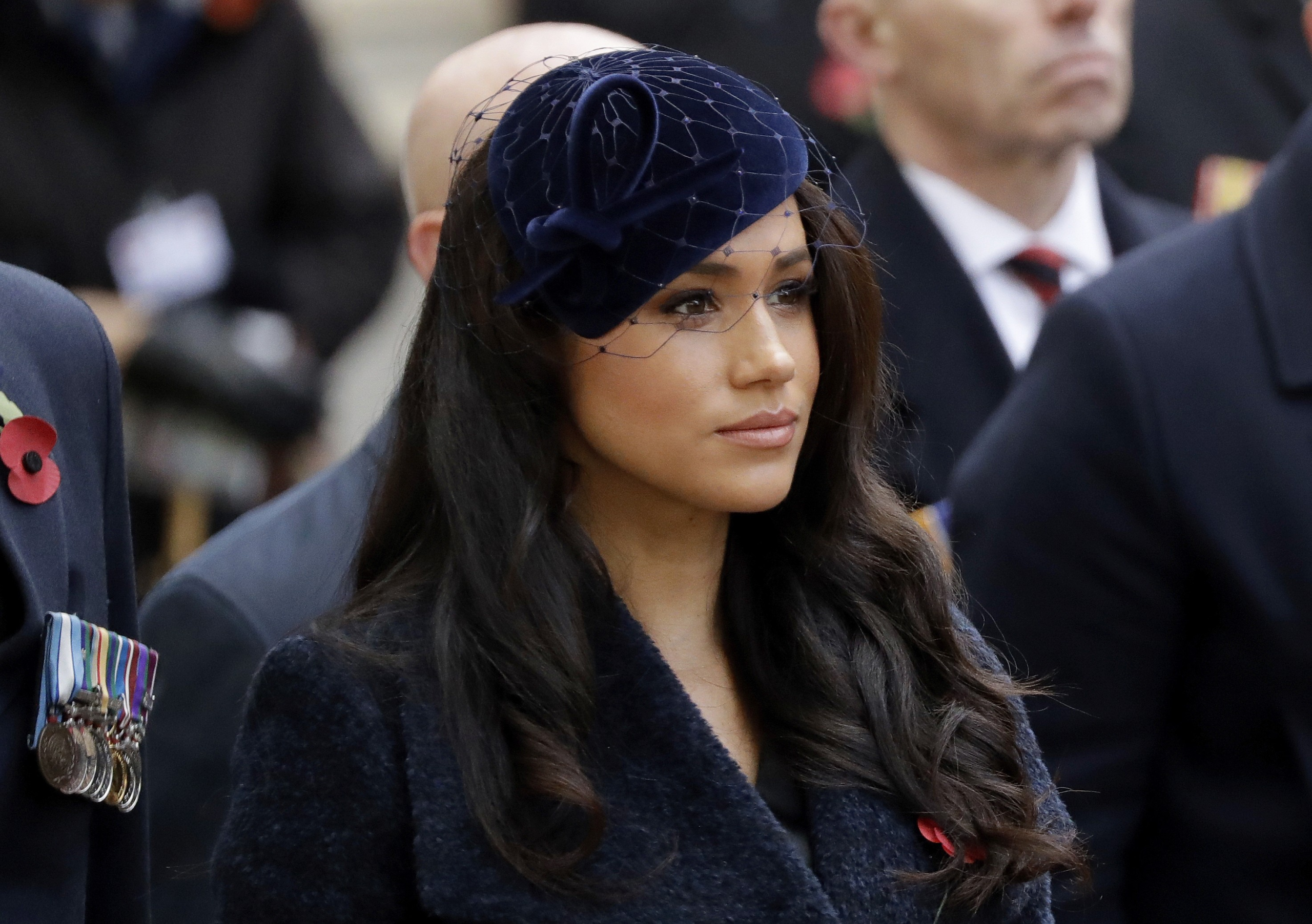 Meghan Markle se diz 'profundamente abalada' com acusações de abuso infantil contra o pai