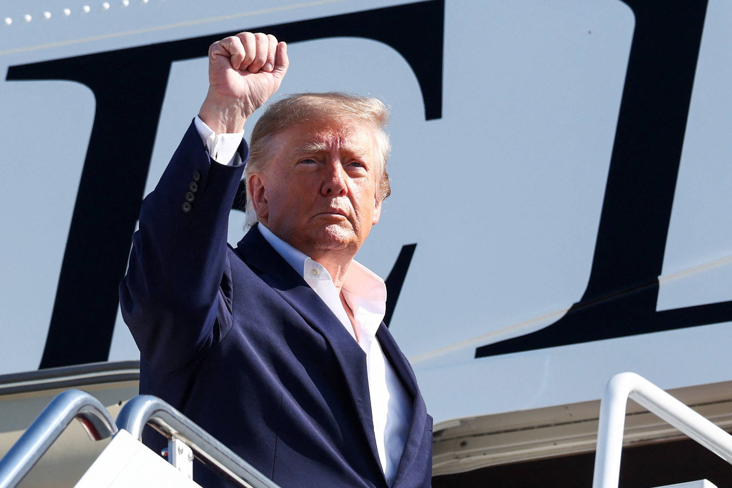 Aprovação de Trump oscila para cima e volta a 32% a uma semana das eleições
