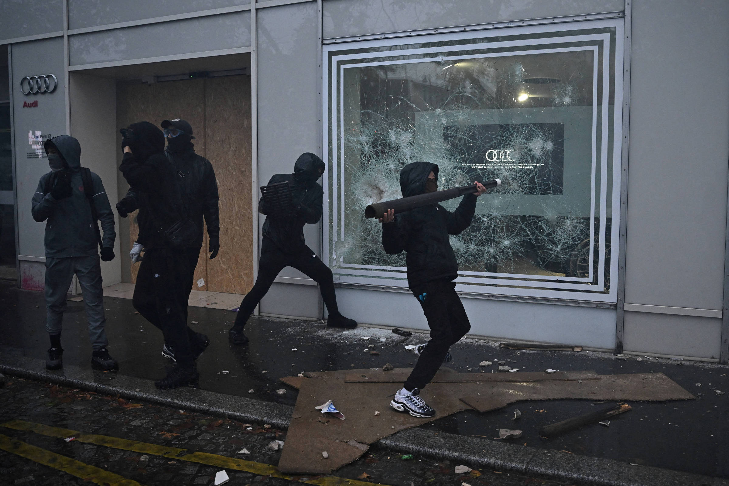 Senado francês aprova projeto que permite cobrar manifestantes por vandalismo